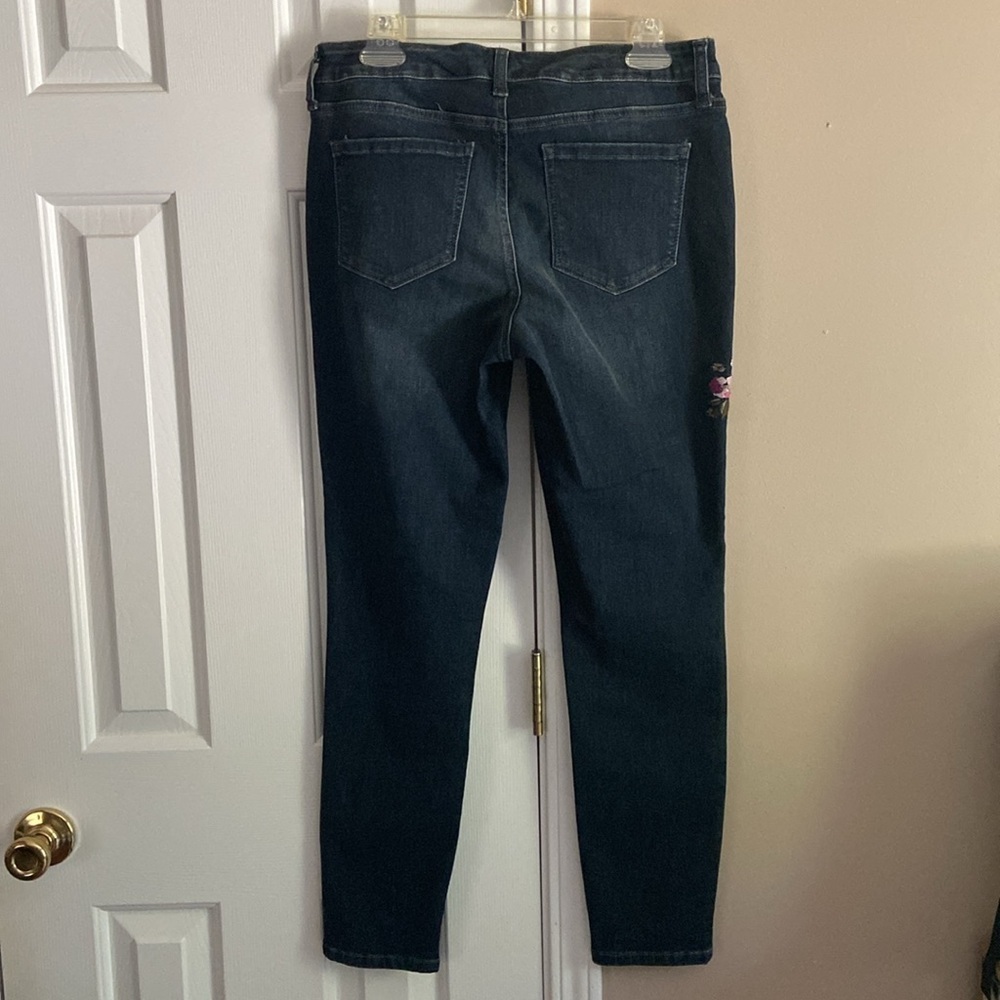 Crown & Ivy Women’s Floral Embroidered Dark Wash Mid Rise Skinny Jeans Size 10R - Picture 9 of 9